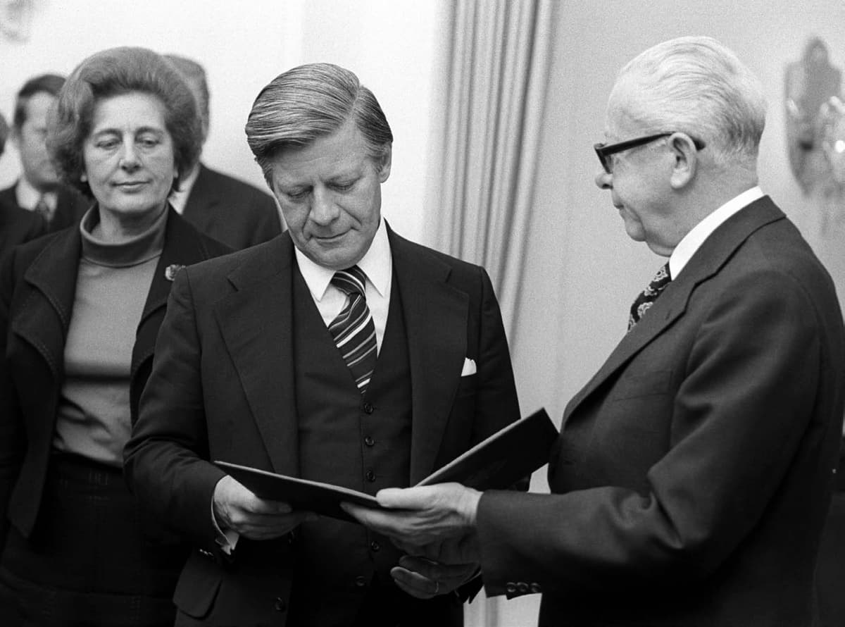 Der deutsche Bundespräsident Gustav Heinemann gibt Helmut Schmidt 1974 die Ernennungsurkunde zum deutschen Bundeskanzler. Was gehört zu den Aufgaben der deutschen Bundespräsidentin/des deutschen Bundespräsidenten?