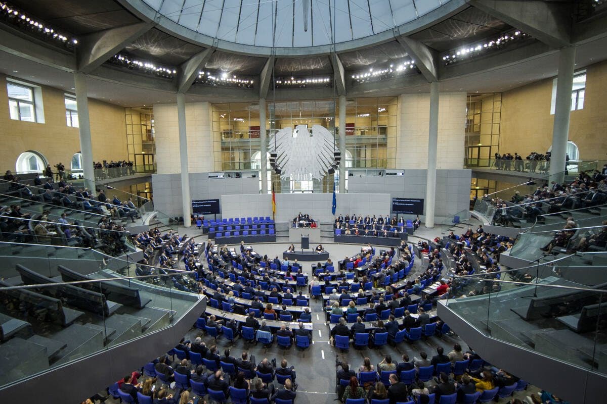 Which symbol can be seen in the plenary hall of the German Bundestag?