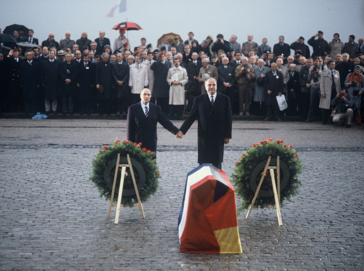 Le président français de l’époque, François Mitterrand, et le chancelier allemand de l’époque, Helmut Kohl, commémorent ensemble les morts des deux guerres mondiales à Verdun. Quel est l’objectif de l’Union européenne lors de cette réunion ?