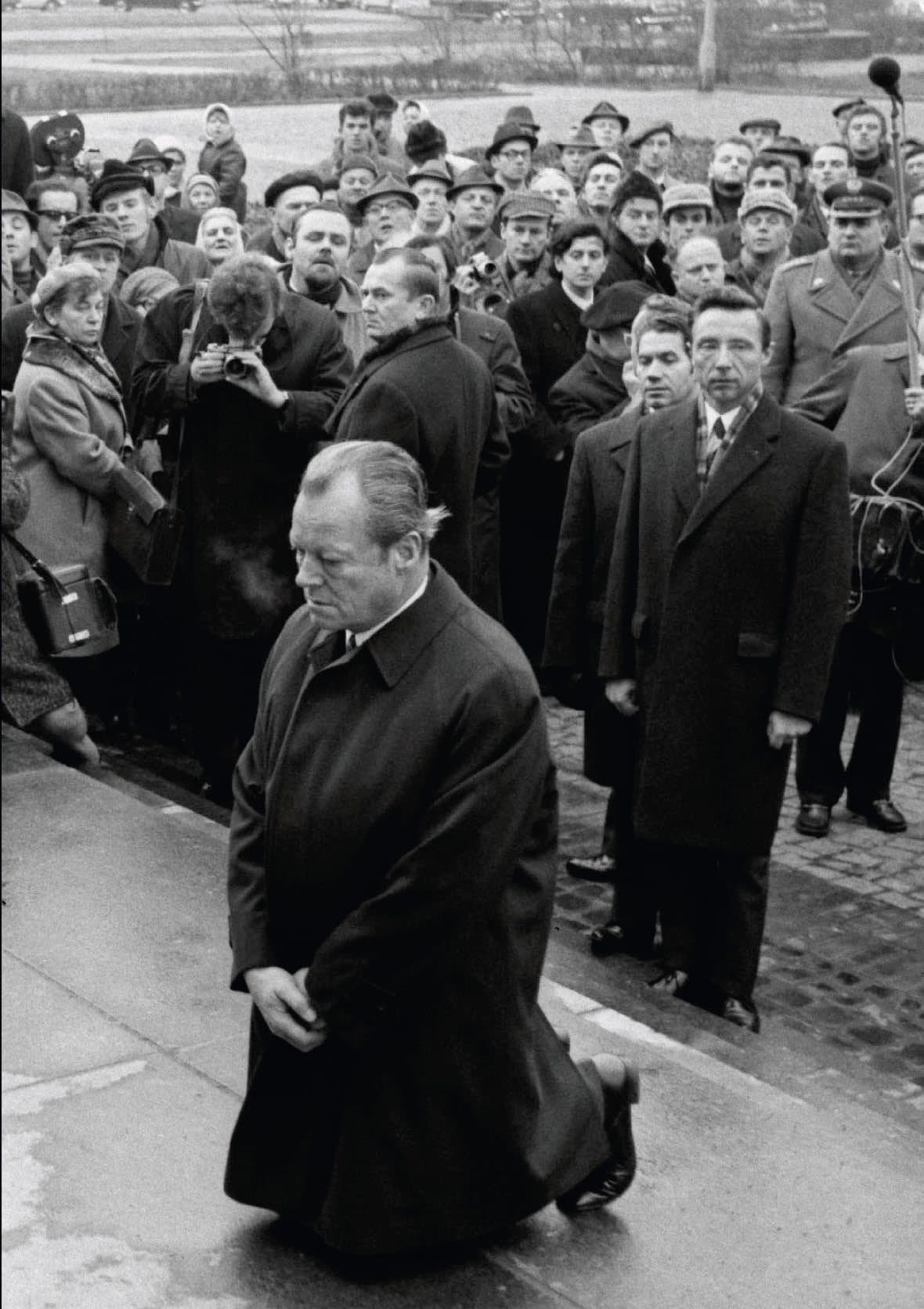 What did Willy Brandt want to express when he genuflected in 1970 in the former Jewish ghetto in Warsaw?